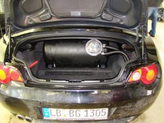 Im Kofferraum des BMW Z4 befindet sich nach der Gasumrüstung der Autogastank